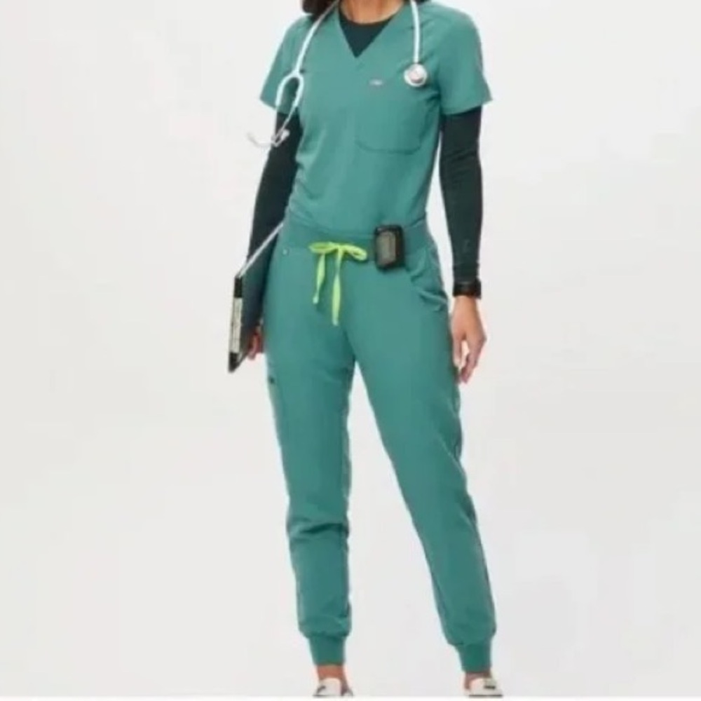 Figs Women’s Scrub Set - Picture 10 of 10